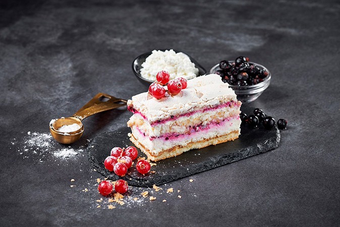 Meringue_cake_with_cottage_cheese_and_berries.jpg